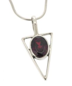 NSP23GF - Small triangle pendant with oval garnet facet - Masterpieces.nl