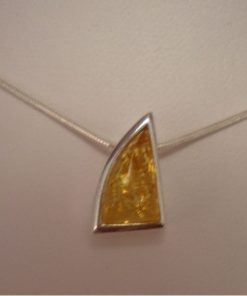 AJP5L - Triangle amber pendant in lemon amber - Masterpieces.nl