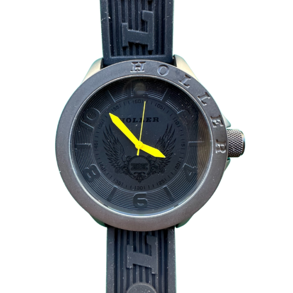 Zwart horloge met gele wijzers en een rubberen band van het merk Holler