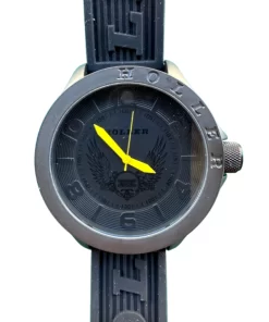 Zwart horloge met gele wijzers en een rubberen band van het merk Holler