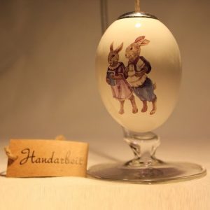 EX213141B - Dolomite keramiek eieren met een afbeelding van een hazenpaar - Masterpieces.nl