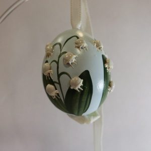 PR5237 - Soft blue painted egg, lilys of the valley - Masterpieces.nl