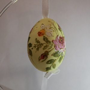 PR5952P white - Yellow egg decorated with classic flowers and white ribbon - Masterpieces.nl