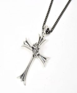 JTPN1145WH - Zilverkleurig kruis waarbij het hart van het kruis is verfraaid met een zilverkleurige kroon - Masterpieces.nl