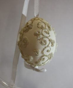 Egg decorated with white pearls - Masterpieces.nl