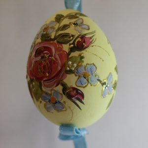 PR5979GR Blue - Yellow Egg decorated with classic flowers and blue ribbon - Masterpieces.nl
