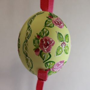 PR5979GR pink - Yellow egg decorated with classic flowers and pink ribbon - Masterpieces.nl