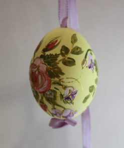 PR5979GR purple - Yellow egg decorated with classic flowers and purple ribbon - Masterpieces.nl
