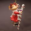 T0548F - Resin Mouse Climbing ladder female - Masterpieces.nl