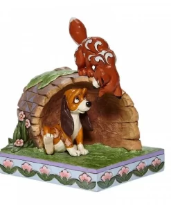 6008077 - Unlikely Friends (Fox and Hound on Log Figurine) - Masterpieces.nl