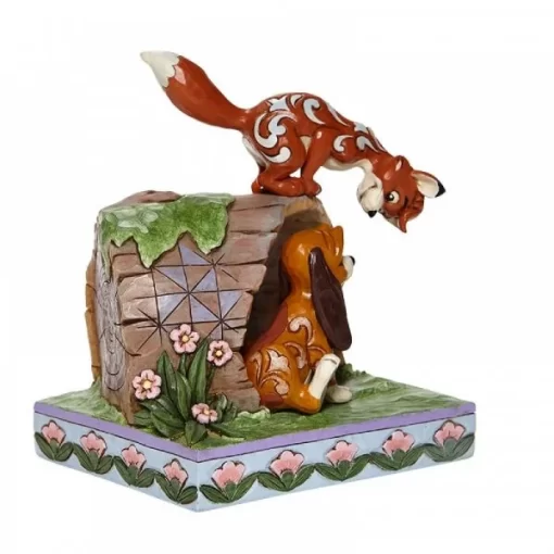 6008077 - Unlikely Friends (Fox and Hound on Log Figurine) - Masterpieces.nl