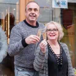 Peter Kalischewski en Ida Kalischewski die genieten van een glas champagne voor hun winkel genaamd Masterpieces en De Stoelendans gevestigd in Deventer.